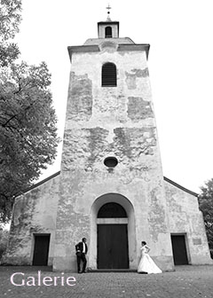 Hochzeitsfotos Galerie - Paar vor einer Kirche in Mülheim - Schwarz Weiß