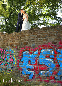 Hochzeitsfotos Galerie - Ehepaar auf einer Mauer